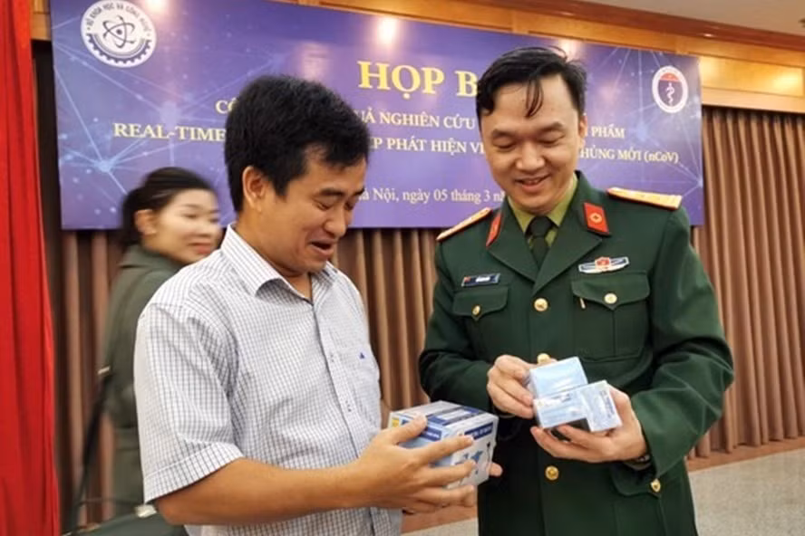 Học viện Quân y và Công ty cổ phần Công nghệ Việt Á phối hợp nghiên cứu chế tạo bộ kit phát hiện SARS-CoV-2 với kinh phí gần 19 tỉ đồng. Ảnh: Ng.Ph