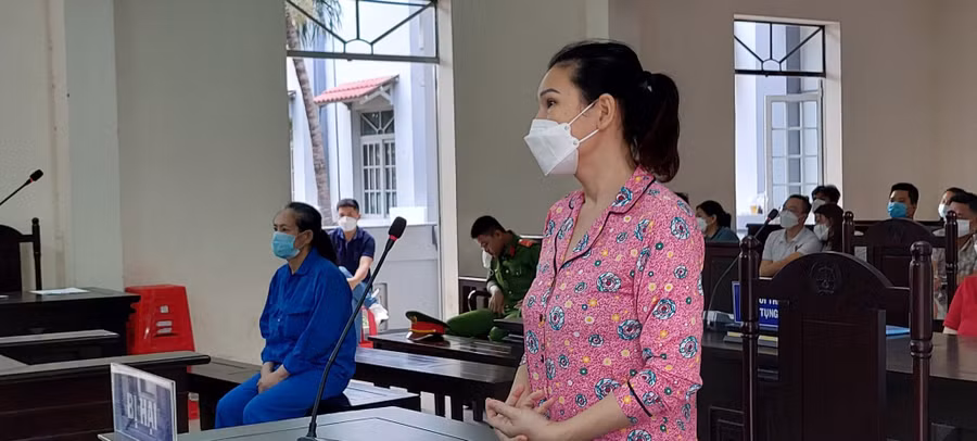 Lâm Thị Thu Trà trong phiên tòa lừa đảo chiếm đoạt tài sản mà bị can tham gia tố tụng với tư cách người bị hại. Ảnh: Nguyễn Long