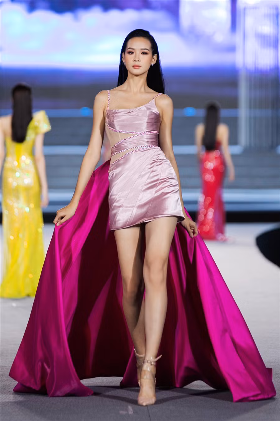 Sau 2 đêm trình diễn, 64 thí sinh Miss World Việt Nam đã thể hiện mình trước ban giám khảo và khán giả. Các thí sinh đã có cơ hội làm quen cùng sàn catwalk, thể hiện thần thái trước camera và công chúng. Ảnh: SV. 