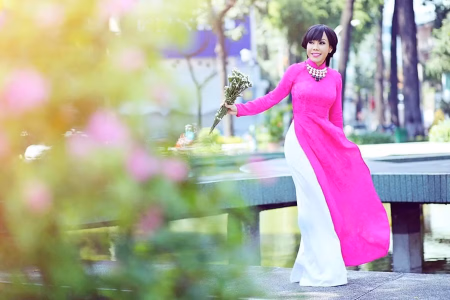 Dưới phần bình luận, nhiều người không khỏi bất ngờ trước nhan sắc của nghệ sĩ Việt Hương. Nếu như trước đây, cô gây ấn tượng bởi vẻ thùy mị, nữ tính thì ở hiện tại, nữ danh hài ngày càng sắc sảo, mặn mà hơn. Ảnh: FBNV Dưới phần bình luận, nhiều người không khỏi bất ngờ trước nhan sắc của nghệ sĩ Việt Hương. Nếu như trước đây, cô gây ấn tượng bởi vẻ thùy mị, nữ tính thì ở hiện tại, nữ danh hài ngày càng sắc sảo, mặn mà hơn. Ảnh: FBNV