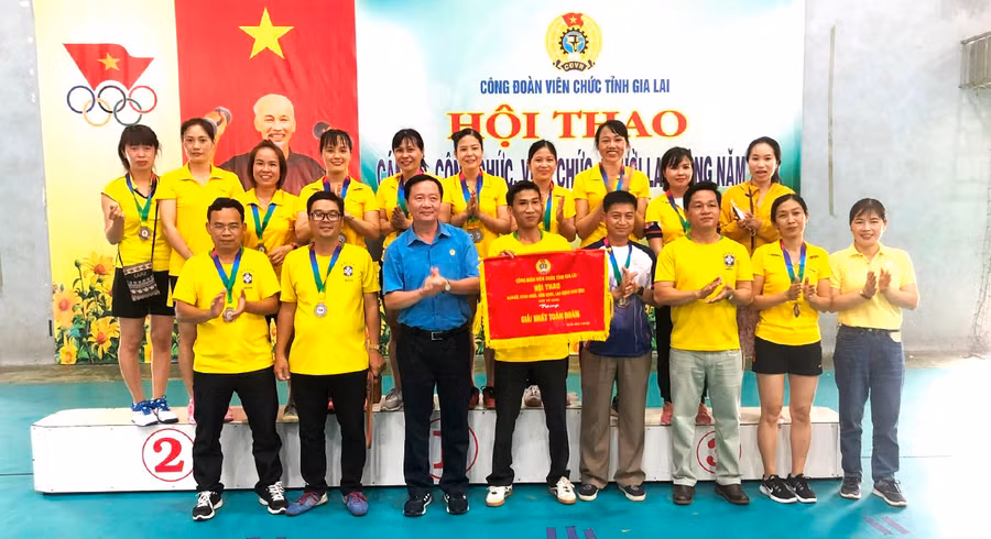 Ban tổ chức trao giải nhất toàn đoàn cho Công đoàn Cơ sở Bảo tàng tỉnh. Ảnh: Đinh Yến Ban tổ chức trao giải nhất toàn đoàn cho Công đoàn Cơ sở Bảo tàng tỉnh. Ảnh: Đinh Yến