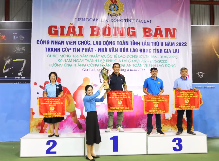 Ban tổ chức trao giải cho các tay vợt xuất sắc ở nội dung đơn nữ. Ảnh: Văn Ngọc