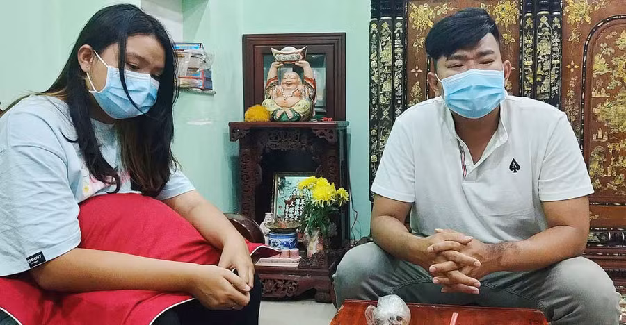 Hai anh em Trình Quang Thịnh và Trình Thanh Ngân nhớ thương cha mẹ. Ảnh: Như Lịch