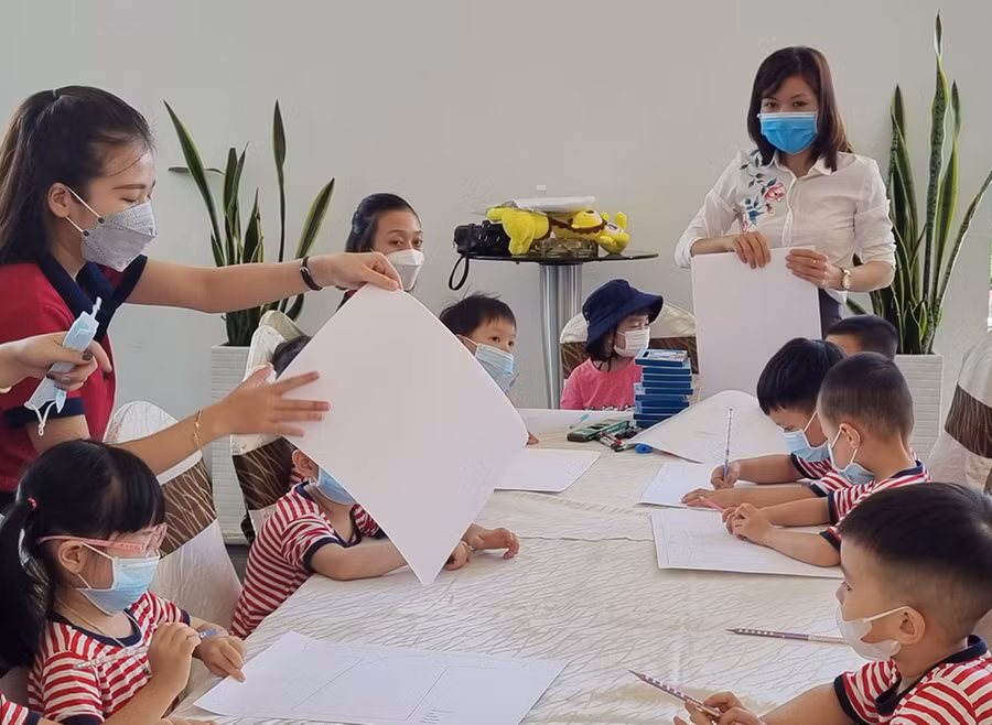 Hướng dẫn cho các bé tập vẽ tại chương trình. Ảnh: Thùy Trân Hướng dẫn cho các bé tập vẽ tại hội thảo. Ảnh: Thùy Trân