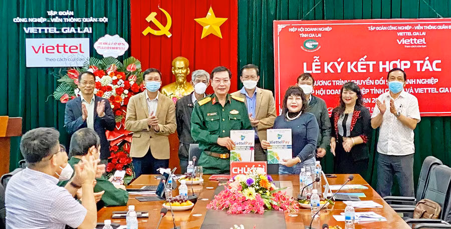 Công ty cổ phần In-Đầu tư phát triển giáo dục Gia Lai ký kết sử dụng nền tảng vESS vào hoạt động của doanh nghiệp. Ảnh: Hà Duy