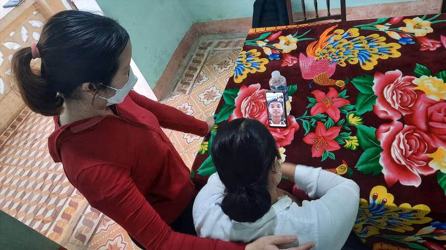 Hồ Văn Thận (người trên màn hình điện thoại) – đang học ngoại ngữ ở Hà Nội để sang Đức du học nói chuyện với các cô giáo từng nuôi nấng mình.