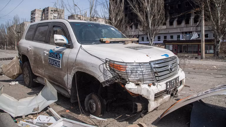 Một chiếc xe của Phái đoàn Giám sát Đặc biệt từ OSCE tới Ukraine bị phá hủy ở Mariupol. Ảnh: Getty