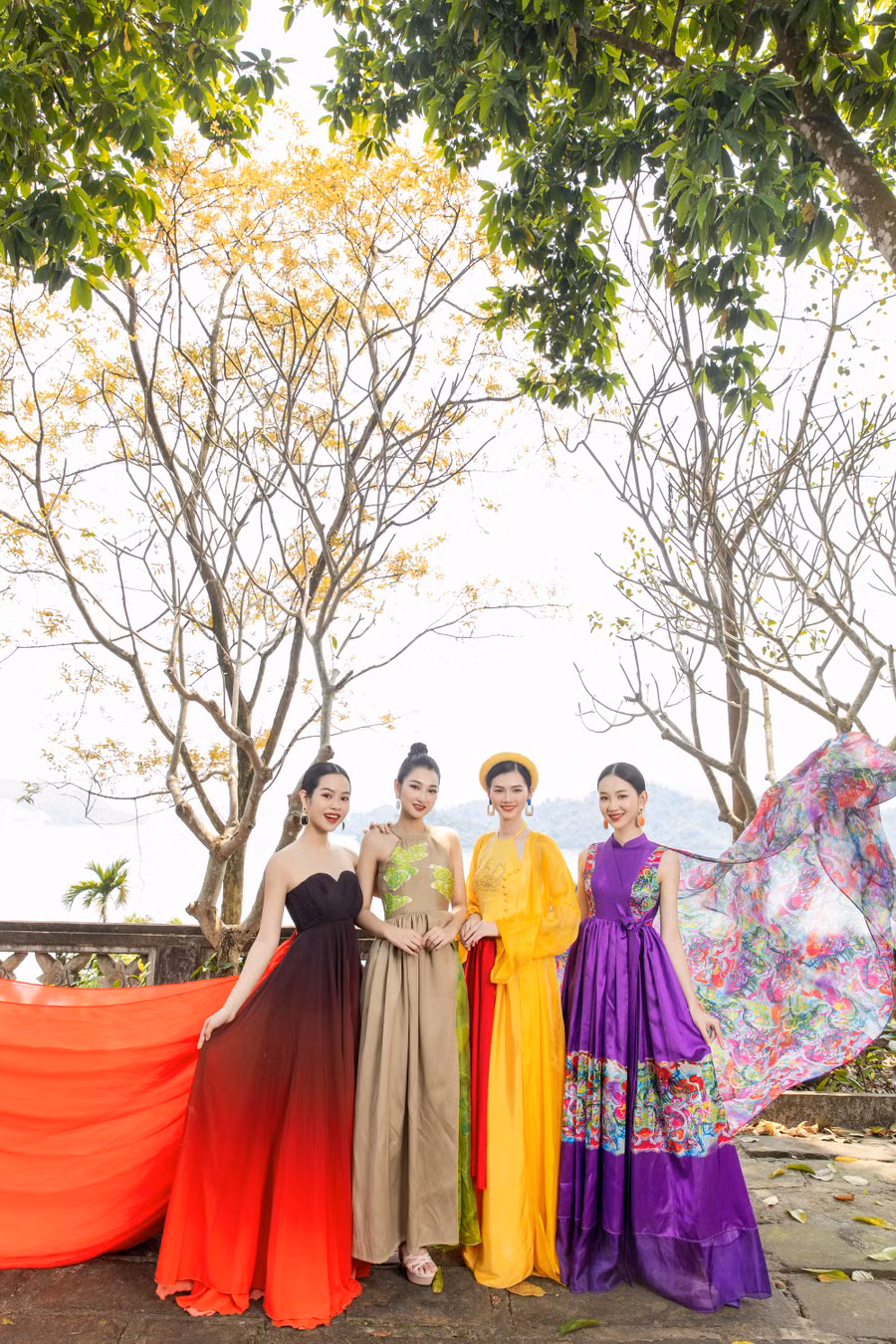  Dàn thí sinh lần lượt từ trái sang gồm Nguyễn Thị Thanh Trúc (SBD 138), Nguyễn Thị Phương Linh (SBD 104), Vũ Thị Lan Anh (SBD 237) và Lê Trúc Linh (SBD 426) lựa chọn những trang phục với màu sắc bắt mắt tự tin khoe dáng trước ống kính. (Ảnh: BTC)