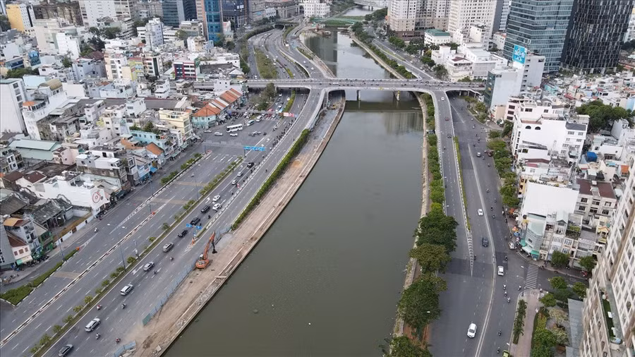 Đường song hành Võ Văn Kiệt sẽ thông xe ngày 26.4 giúp xe đi thuận tiện, an toàn. Ảnh: Anh Tú