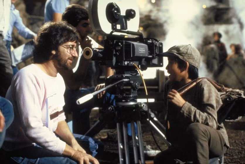  Đạo diễn Steven Spielberg và Quan Kế Huy trên phim trường Indiana Jones and Temple of Doom0 Ảnh: Everett Collection
