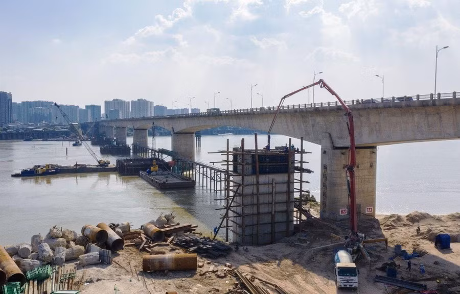  Liên danh nhà thầu Vinaconex-Trung Chính thi công cầu chính vượt dòng sông Hồng và tiến độ đạt hơn 50% khối lượng. (Ảnh: Việt Hùng/Vietnam+)