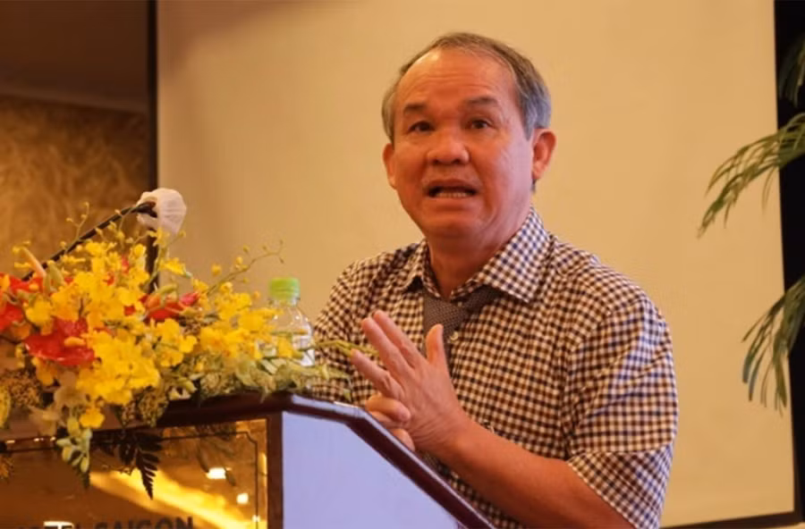 Bầu Đức trả lời cổ đông trong đại hội thường niên năm 2022. Ảnh: Tuấn Trần