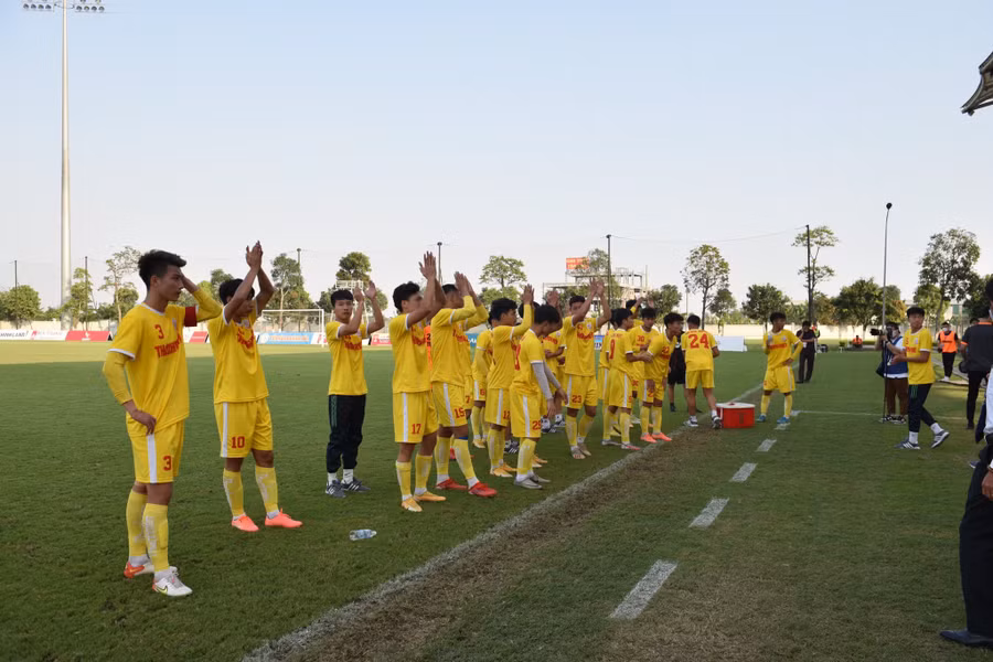 U.19 Sông Lam Nghệ An thể hiện nét đẹp chào tạm biệt và cám ơn khán giả đã đến cổ vũ. Ảnh: Minh Hiếu