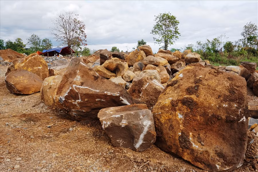 Dưới đất là tài nguyên khoáng sản, nguồn thu thuế cho nhà nước. Ảnh T.Tuấn Dưới đất là tài nguyên khoáng sản, nguồn thu thuế cho nhà nước. Ảnh T.Tuấn