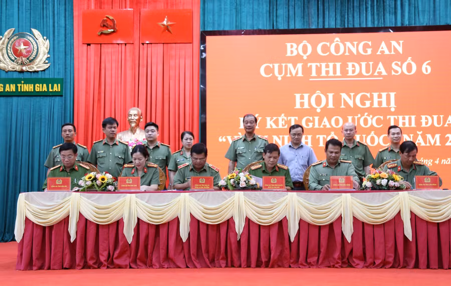 Các đơn vị Cụm thi đua số 6 ký kết giao ước triển khai phong trào thi đua “Vì an ninh Tổ quốc năm 2022. Ảnh: Nông Hòa