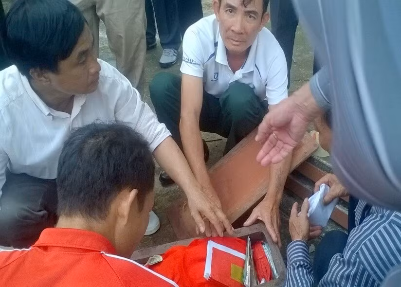 Ông Phan Tư Lam bốc hài cốt đồng đội Hoàng Khắc Hoàn, đưa anh về quê mẹ ở tỉnh Thanh Hóa. Ảnh: NVCC
