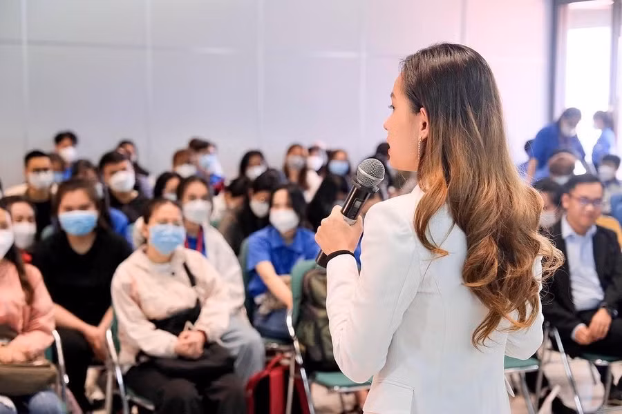 Cẩm Vân làm diễn giả tại một chương trình cho sinh viên. Ảnh: M.H