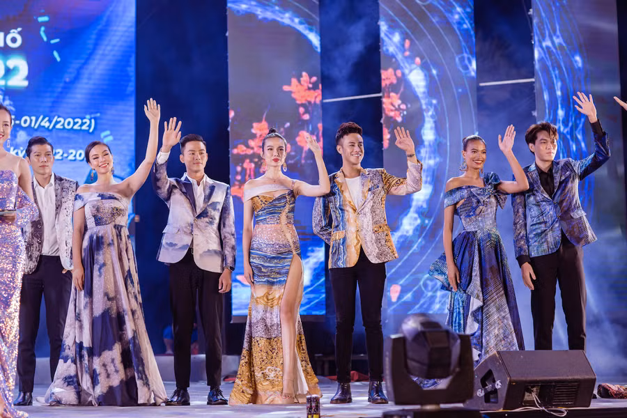 Kết thúc sự kiện, dàn người mẫu gây ấn tượng khi diện loạt trang phục dạ hội. Thông qua chương trình, ban tổ chức hy vọng mang đến những thiết kế độc đáo cũng như truyền tải thông điệp yêu thời trang, tôn vinh áo dài đến công chúng. Ảnh: Tuấn Khải