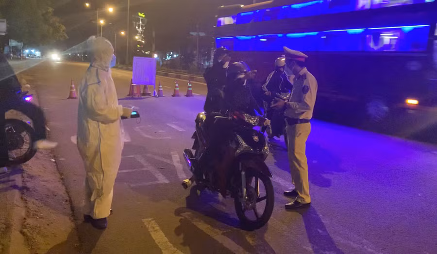 Công an TP. Pleiku ra quân xử lý các trường hợp vi phạm Luật Giao thông đường bộ. Ảnh: R'Ô HOK a