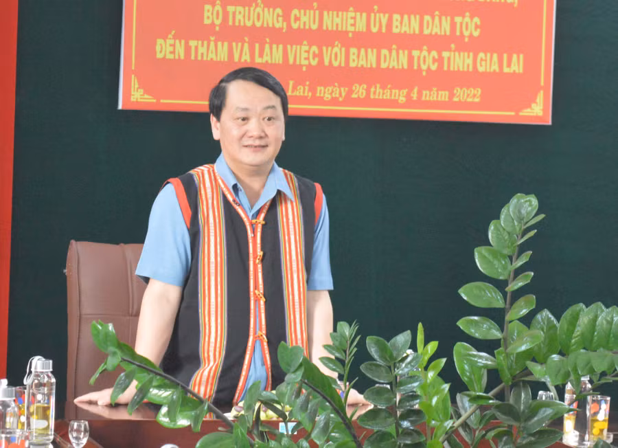 Đồng chí Hầu A Lềnh phát biểu khi đến thăm Ban Dân tộc tỉnh. Ảnh: Anh Huy