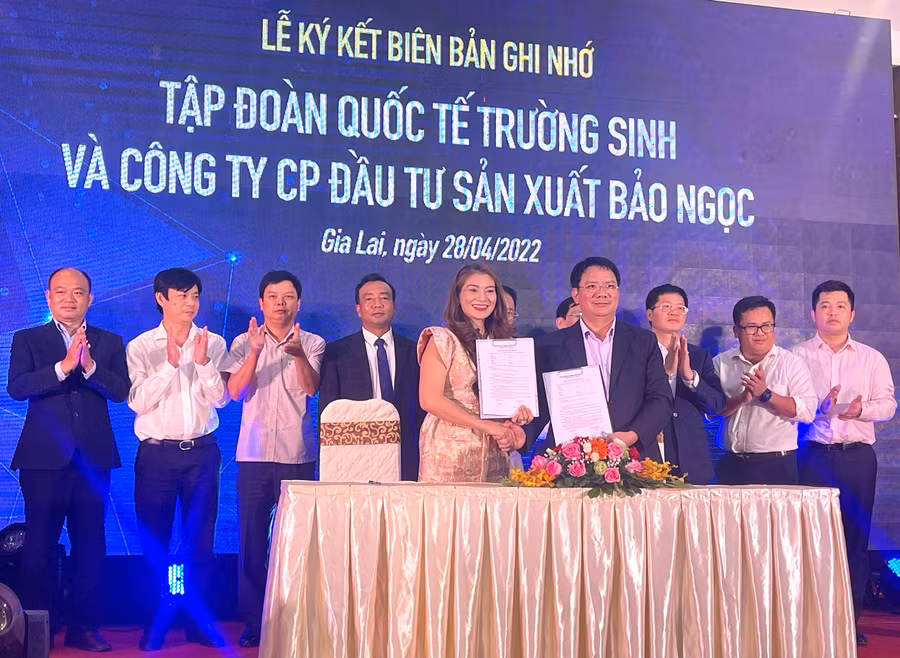 Các doanh nghiệp ký kết ghi nhớ hợp tác tại buổi tọa đàm. Ảnh: Minh Nguyễn