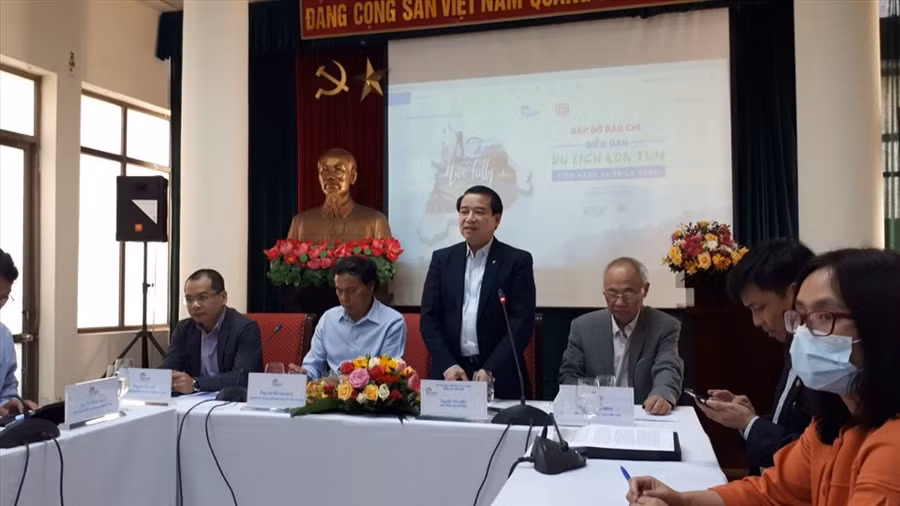 Ông Hà Văn Siêu - Phó Tổng cục trưởng TCDL thông tin về Diễn đàn 