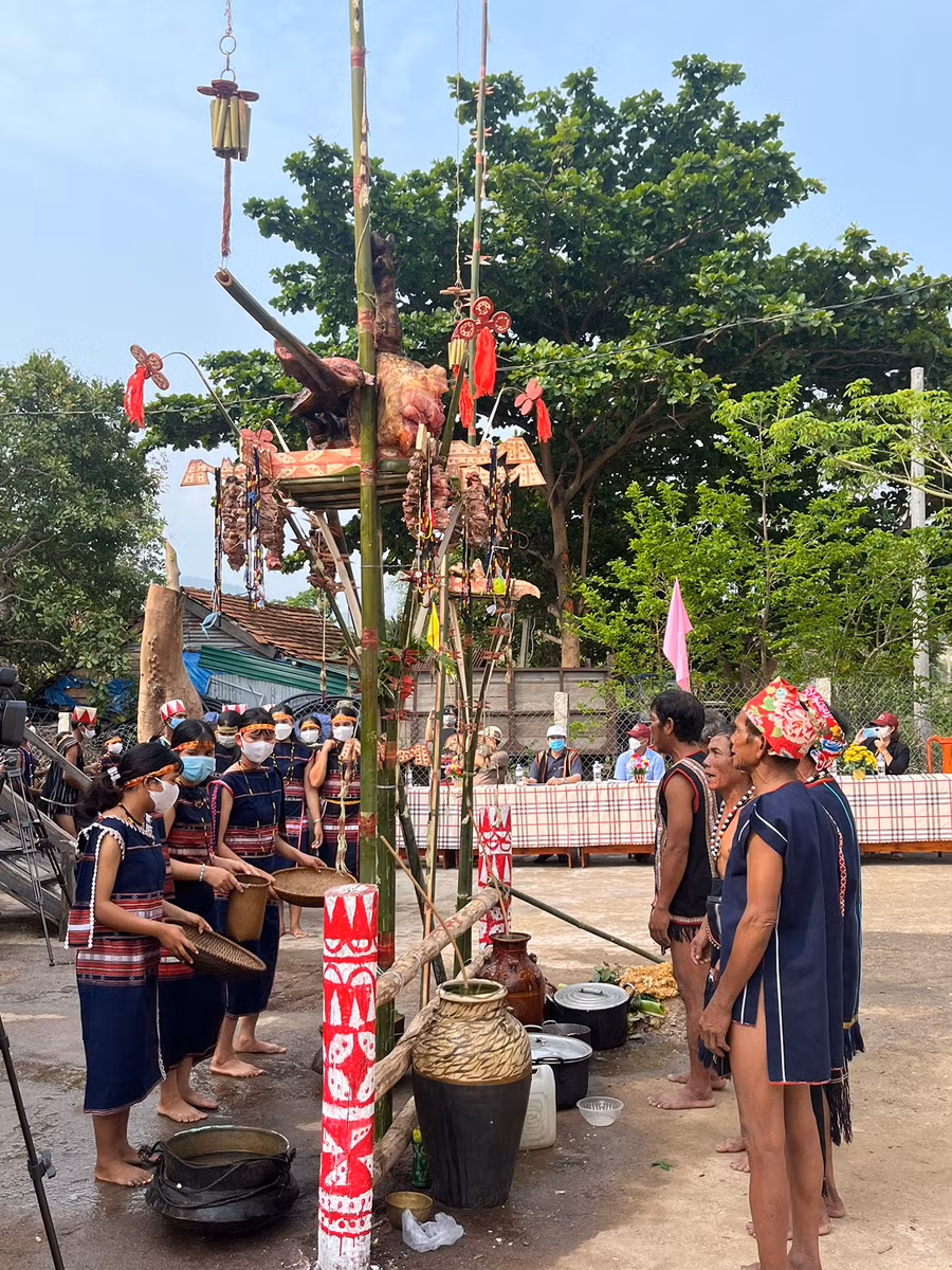 Thầy cúng thực hiện các nghi thức và đọc lời khấn để cầu cho cuộc sống ấm no. Ảnh: Hồng Thắm