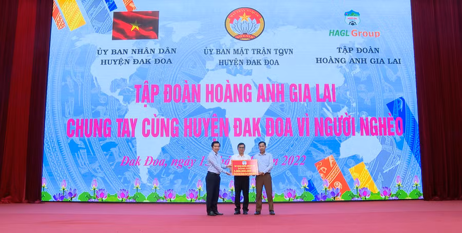 Đại diện Tập đoàn Hoàng Anh Gia Lai trao bảng tượng trưng ủng hộ 3 tỷ đồng cho Quỹ Vì người nghèo huyện Đak Đoa. Ảnh: Ngọc Anh Ông Đinh Ơn-Chủ tịch Ủy ban MTTQ Việt Nam huyện Đak Đoa (bên phải) tiếp nhận bảng trao tặng 3 tỷ đồng của Tập đoàn Hoàng Anh Gia Lai ủng hộ Quỹ Vì người nghèo huyện. Ảnh: Ngọc Anh