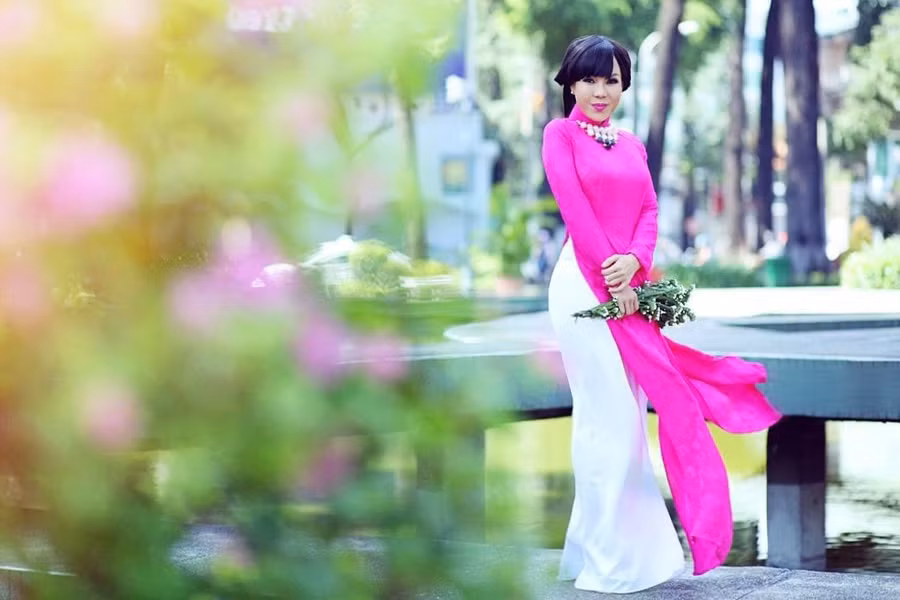Việt Hương tiết lộ với Thanh Niên đây là những khoảnh khắc được chụp từ năm 2014. Khi nhìn lại, bản thân cô không khỏi bồi hồi. Nữ nghệ sĩ hài hước: "Tôi quyết tâm đẹp như vậy để đi chụp lại một bộ hình". Ảnh: FBNV Việt Hương tiết lộ với Thanh Niên đây là những khoảnh khắc được chụp từ năm 2014. Khi nhìn lại, bản thân cô không khỏi bồi hồi. Nữ nghệ sĩ hài hước: