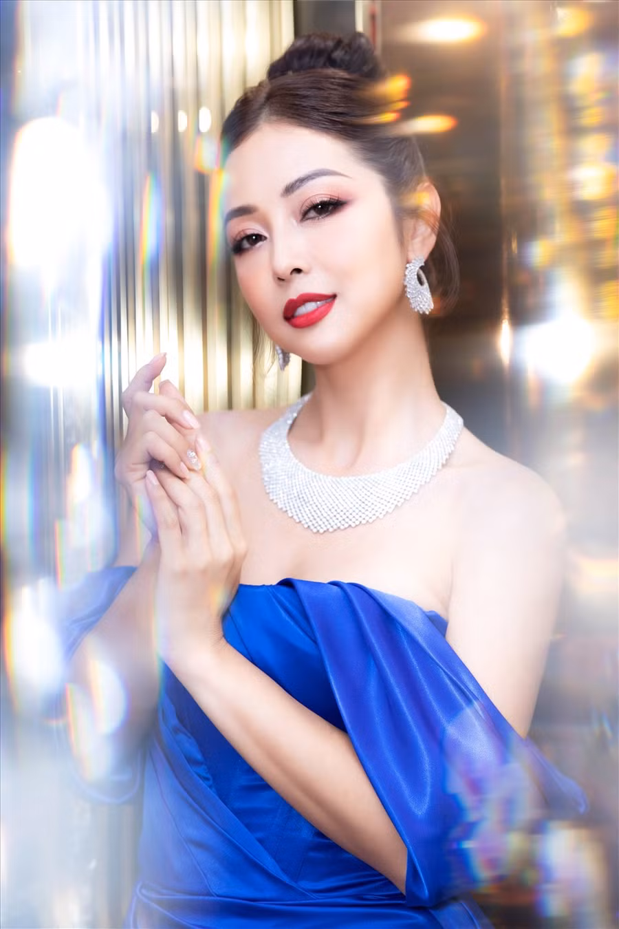 Thiết kế của Lê Thanh Hoà cũng góp phần giúp bà mẹ 4 con nổi bật và thu hút sự chú ý của truyền thông.