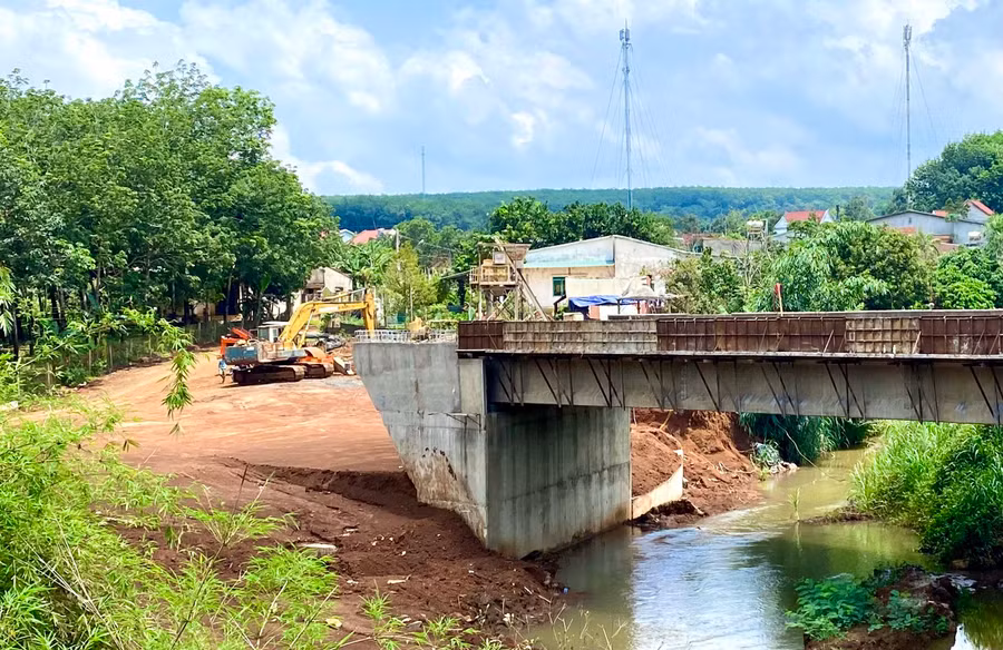 Dự án đường Phan Bội Châu (thị trấn Chư Prông) đang đẩy nhanh tiến độ thi công. Ảnh: Hà Duy