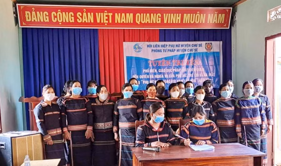 Câu lạc bộ “Phụ nữ nói không với nạn tảo hôn" tại làng O Grưng (xã Ia Ko, huyện Chư Sê) có 25 thành viên. Ảnh: Anh Quân Ra mắt Câu lạc bộ “Phụ nữ nói không nạn tảo hôn tại làng O Grưng, xã Ia Ko, huyện Chư Sê. Ảnh: Anh Quân