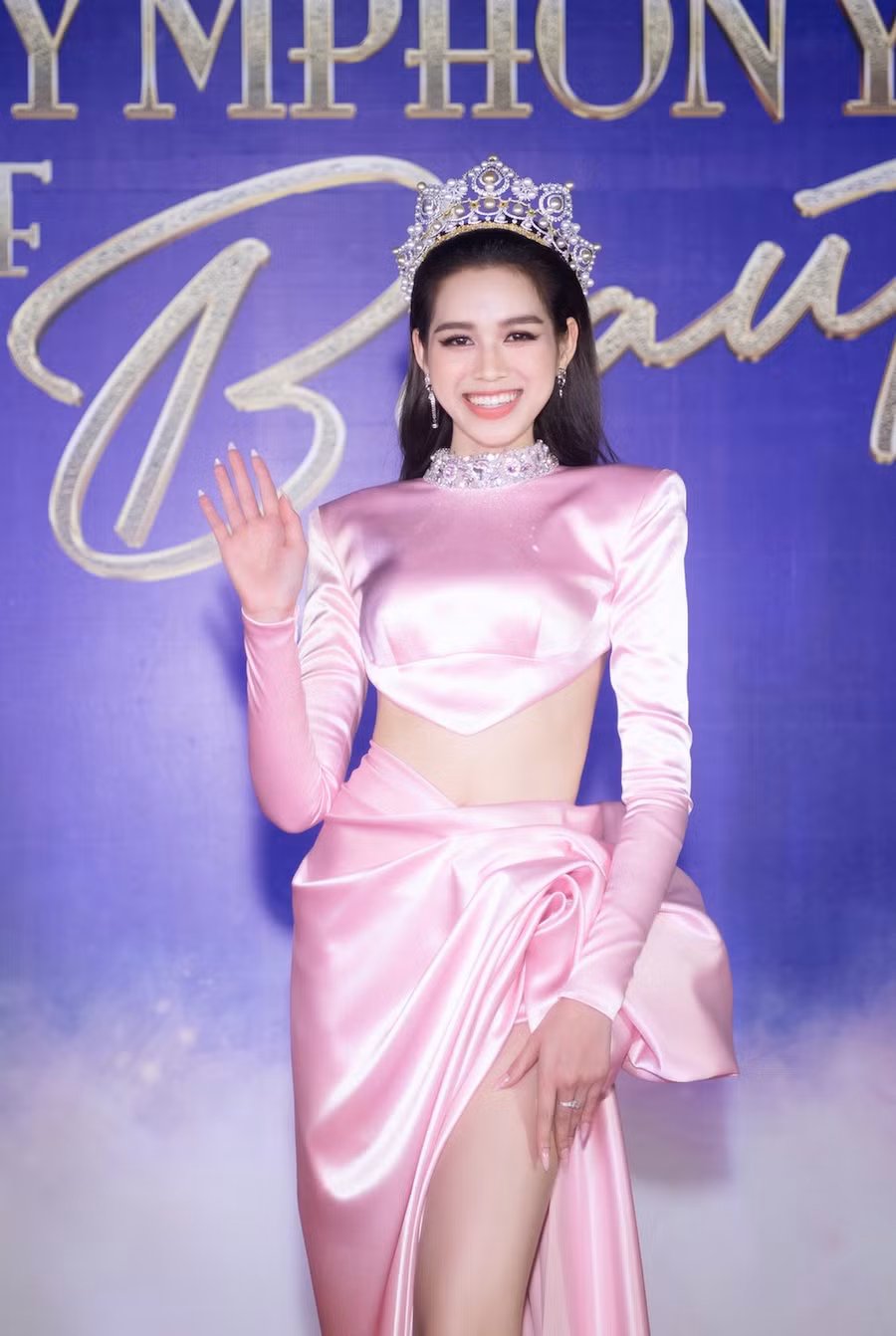 Xuất hiện trên thảm đỏ, Đỗ Thị Hà nổi bật với chiếc váy hồng pastel có những chi tiết xếp ly đẹp mắt. Điểm nhấn của thiết kế này là phần cắt xẻ ở eo giúp người đẹp sinh năm 2001 khéo léo khoe vóc dáng nóng bỏng. Ảnh: BTC