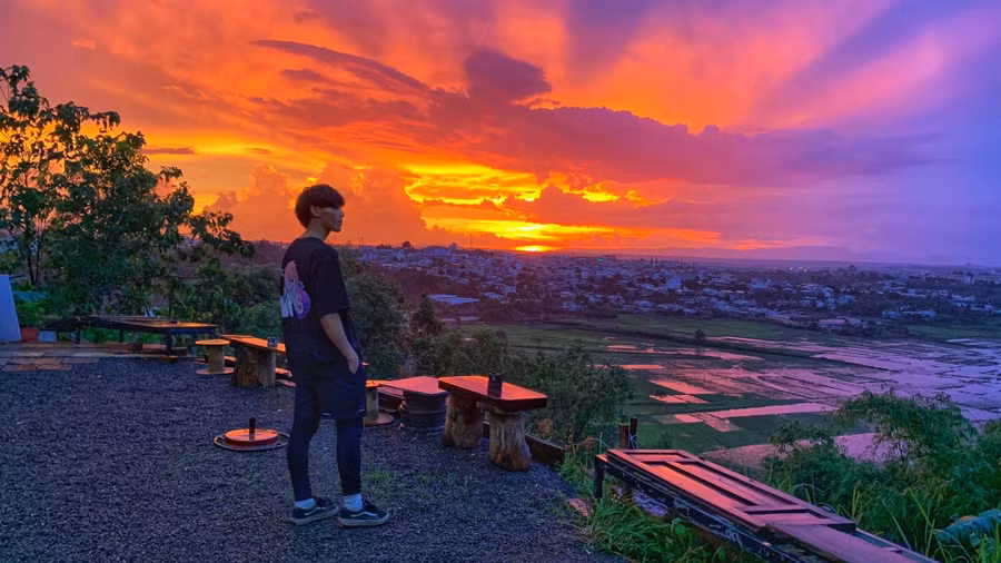 Một góc ngắm hoàng hôn tại không gian cà phê Chill Fartory. Ảnh Hoàng Ngọc