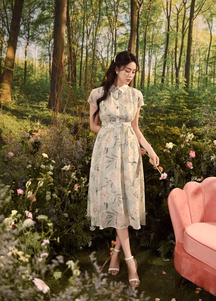 Chẳng cần quá nhiều những chi tiết cầu kỳ, phức tạp mẫu váy voan sơ mi vừa xoa dịu nắng nóng còn mang đến nét nữ tính, điệu đà cho các cô nàng chốn văn phòng.