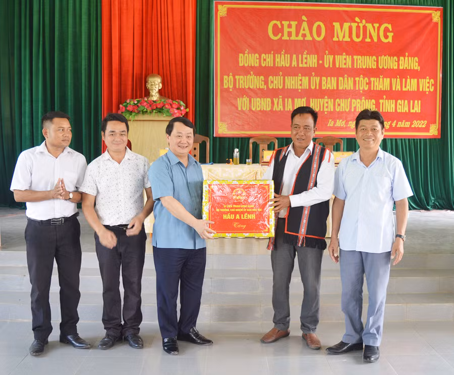Bộ trưởng, Chủ nhiệm Ủy ban Dân tộc tặng quà cho xã. Ảnh: Anh Huy