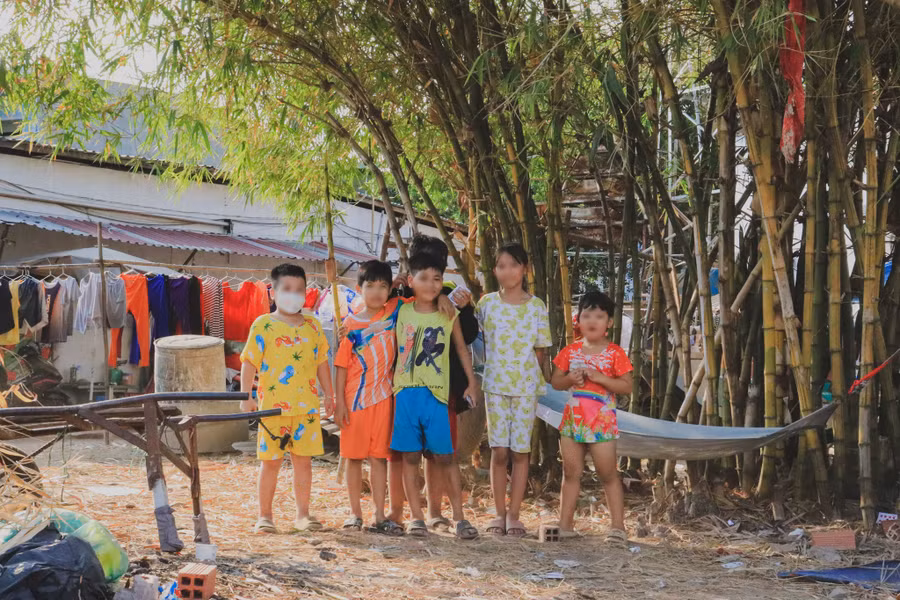 Nhiều con em công nhân, người lao động tại một khu trọ nghèo ở TP.HCM buộc phải nghỉ học sớm vì kinh tế gia đình khó khăn