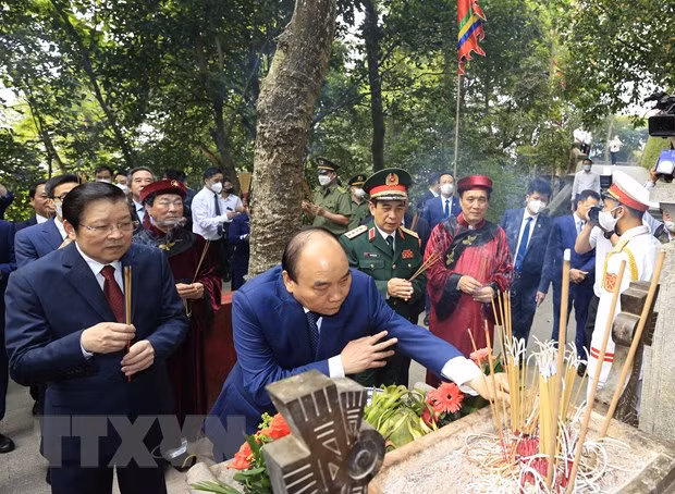 Chủ tịch nước Nguyễn Xuân Phúc cùng Lãnh đạo Đảng, Nhà nước dâng hương tại Lăng Vua Hùng. (Ảnh: Thống Nhất/TTXVN) Chủ tịch nước Nguyễn Xuân Phúc cùng Lãnh đạo Đảng, Nhà nước dâng hương tại Lăng Vua Hùng. (Ảnh: Thống Nhất/TTXVN)