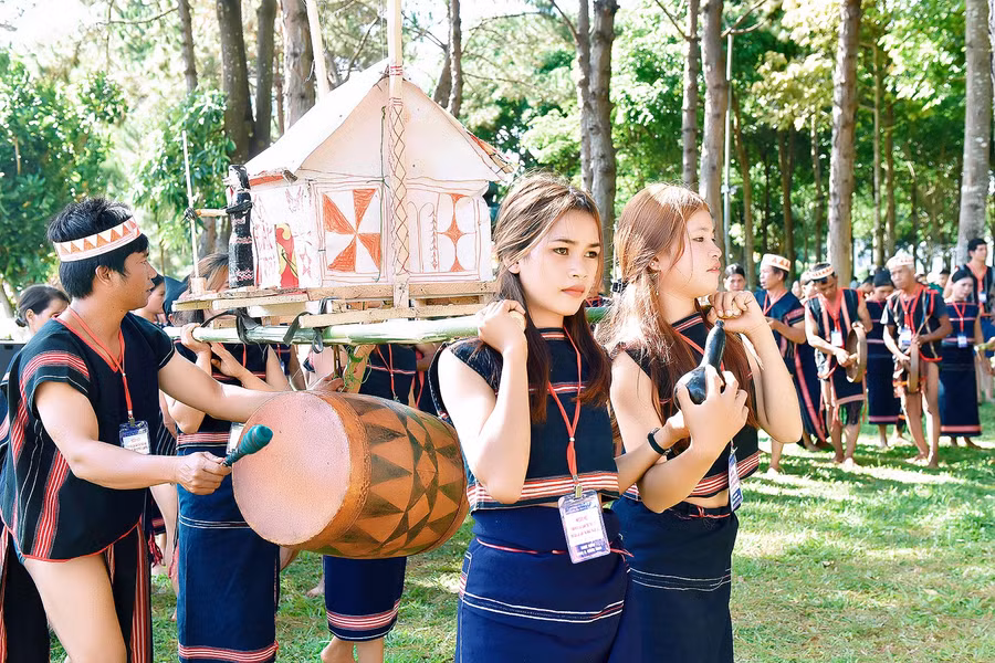 Các nghệ nhân tham gia ngày hội được giao lưu, trình diễn cồng chiêng, múa xoang, thể hiện những tinh hoa văn hóa truyền thống của dân tộc.