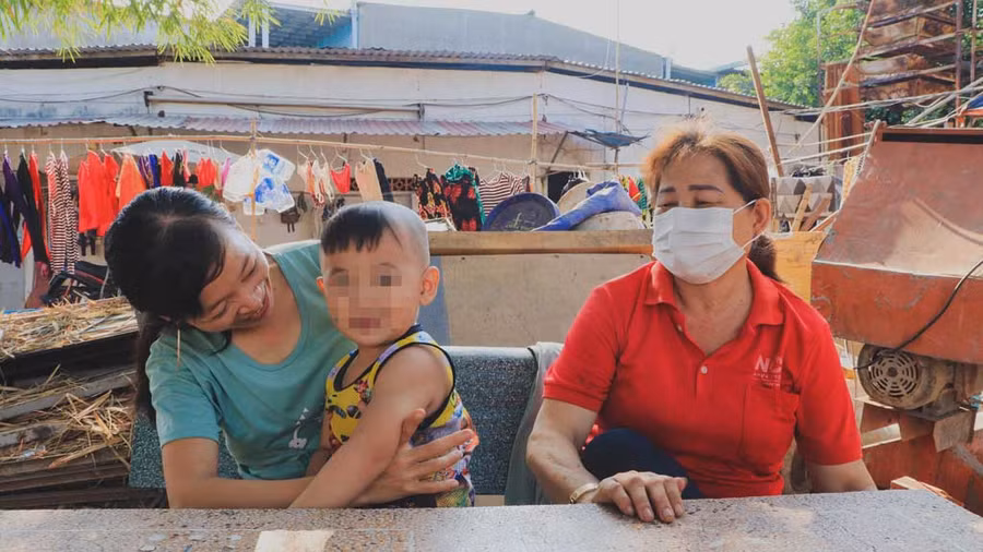 Cô Trần Hồng Xuân (phải) chọn làm việc ca đêm mới đủ trang trải chi phí gia đình