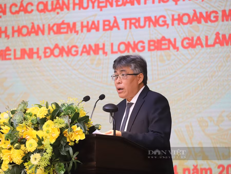Ông Phạm Quốc Tuyến - Phó Giám đốc Sở Quy hoạch - Kiến trúc Hà Nội công bố quy hoạch tại hội nghị. Ảnh: Hoàng Thành