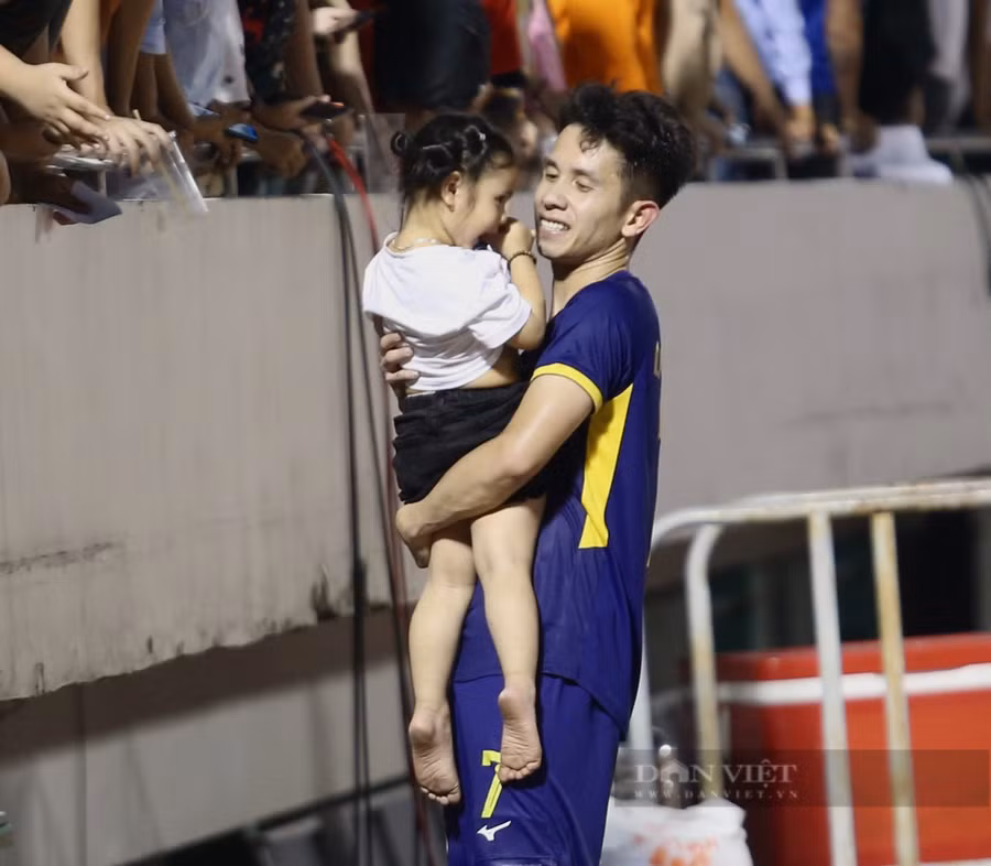 Sau trận đấu, Hồng Duy đã chạy về phía khán đài nơi có gia đình mình đang đứng để chào hỏi. Đồng thời, Hồng Duy cũng bế cháu của con anh trai xuống sân chơi đùa.