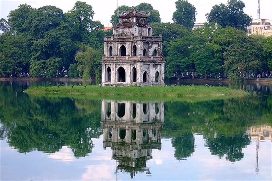 Hồ Gươm là biểu tượng của Hà Nội. Ảnh: Mytour