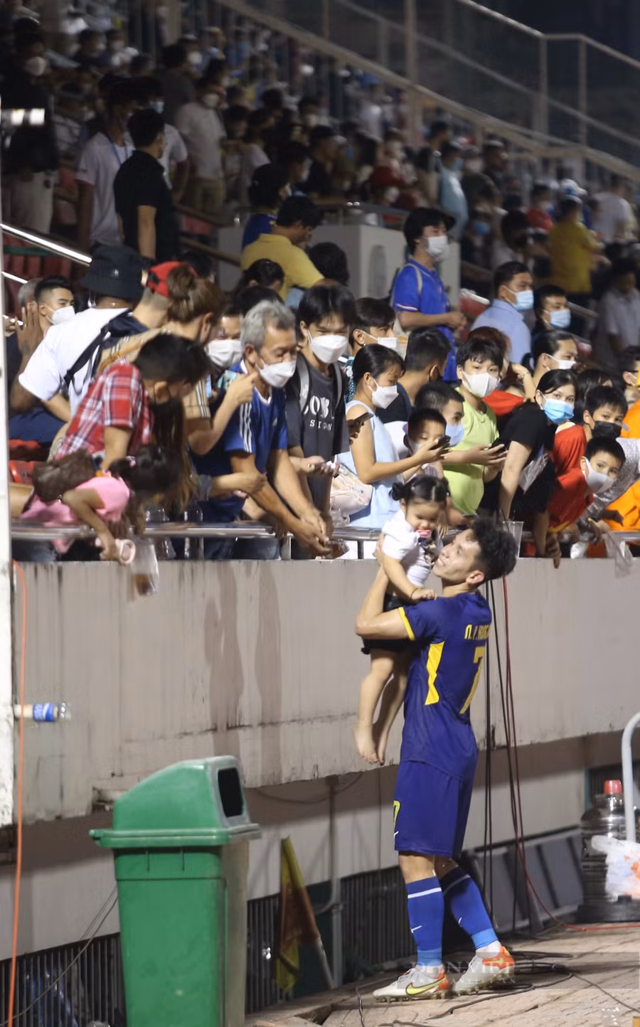 Hồng Duy trả cháu về cho gia đình và cùng CLB Hoàng Anh Gia Lai chuẩn bị cho trận đấu tiếp theo gặp Sydney FC vào lúc 18h ngày 19/4.