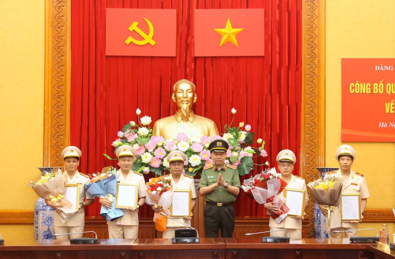 Bộ trưởng Tô Lâm trao các Quyết định của Bộ Chính trị cho các đồng chí được chỉ định tham gia Đảng ủy, Ban Thường vụ Đảng ủy Công an Trung ương nhiệm kỳ 2020 - 2025. Bộ trưởng Tô Lâm trao các Quyết định của Bộ Chính trị cho các đồng chí được chỉ định tham gia Đảng ủy, Ban Thường vụ Đảng ủy Công an Trung ương nhiệm kỳ 2020 - 2025.