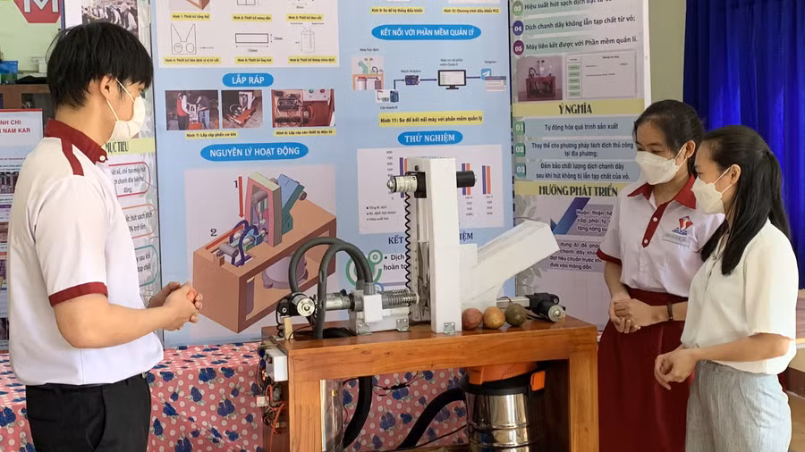 Máy hút dịch chanh dây bán tự động được 2 học sinh Duy An và Thu Hà thiết kế, chế tạo Thanh Tâm