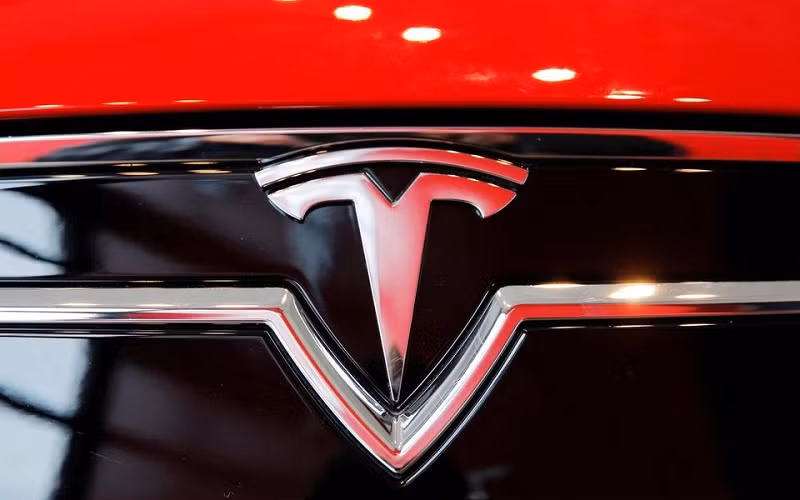 Logo của hãng xe điện Tesla. Ảnh: Reuters