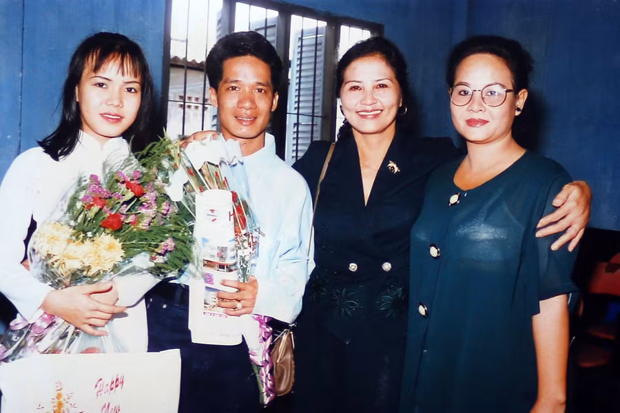 Khi còn là sinh viên trường Nghệ thuật sân khấu 2 (nay là trường Đại học Sân khấu - Điện ảnh TP.HCM), Việt Hương nhận được sự dìu dắt tận tình từ nghệ sĩ hài Minh Nhí. Cô có nhiều kỷ niệm đáng nhớ với người thầy và một số bạn học như Thúy Nga, Tiết Cương… Ảnh: TL Khi còn là sinh viên trường Nghệ thuật sân khấu 2 (nay là trường Đại học Sân khấu - Điện ảnh TP.HCM), Việt Hương nhận được sự dìu dắt tận tình từ nghệ sĩ hài Minh Nhí. Cô có nhiều kỷ niệm đáng nhớ với người thầy và một số bạn học như Thúy Nga, Tiết Cương… Ảnh: TL