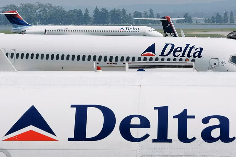 Delta hiện sử dụng dịch vụ internet vệ tinh từ Viasat trên các chuyến bay của mình. Ảnh: Reuters