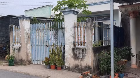 Căn nhà ở bé A. sinh sống cùng mẹ và 2 dì ruột.